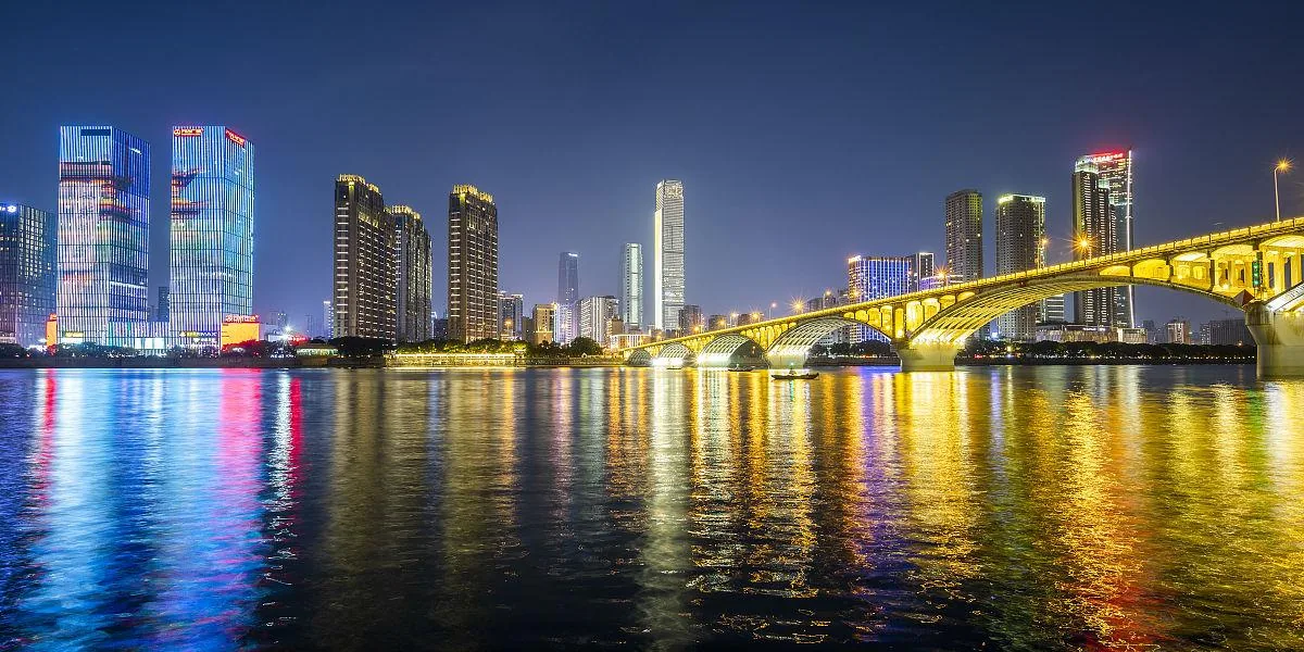 長沙湘江夜景與城市天際線，長沙徵信社與湖南調查服務，聚焦長株潭商務盡調、工程機械、新消費文娛、外遇調查與資產風險